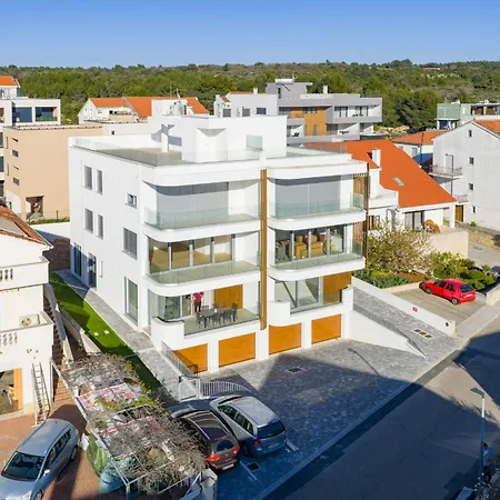 Апартаменти Oliver 2br With Parking Place Задар