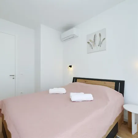 Апартаменти Oliver 2br With Parking Place Задар