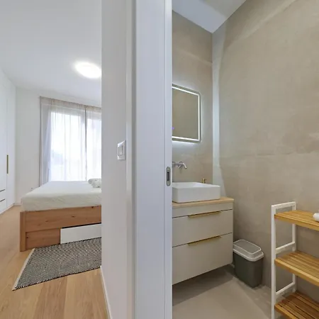 Oliver 2br With Parking Place Задар