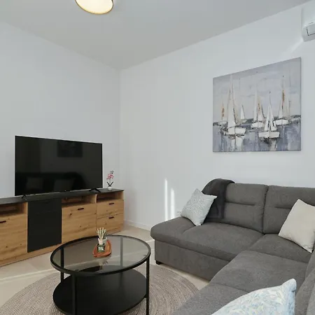 Апартаменти Oliver 2br With Parking Place Задар