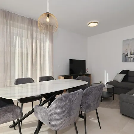Апартаменти Oliver 2br With Parking Place