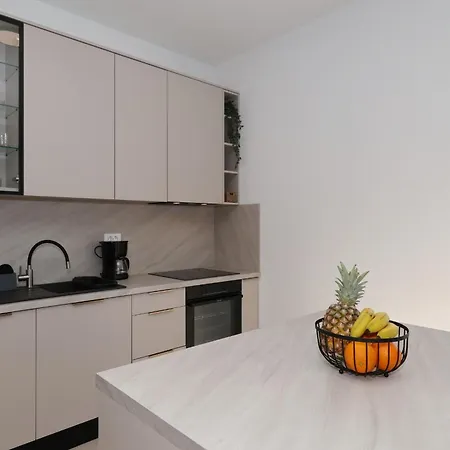 Апартаменти Oliver 2br With Parking Place Задар
