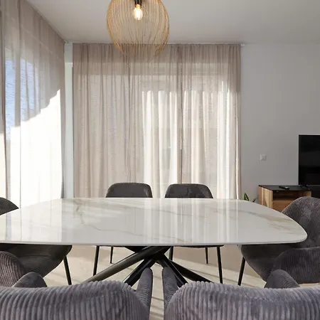 Oliver 2br With Parking Place
